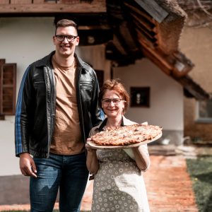 Priprava slovenjegoriške gibanice v krušni peči